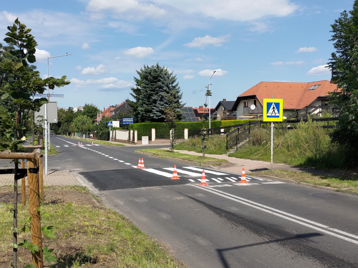 Wyniesione przejście dla pieszych przy ulicy Kosiby