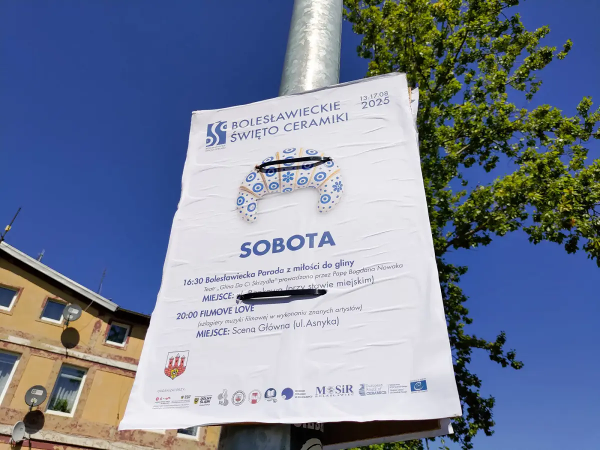 Plakaty promujące Święto Ceramiki przyczepione trytytkami do słupów oświetleniowych