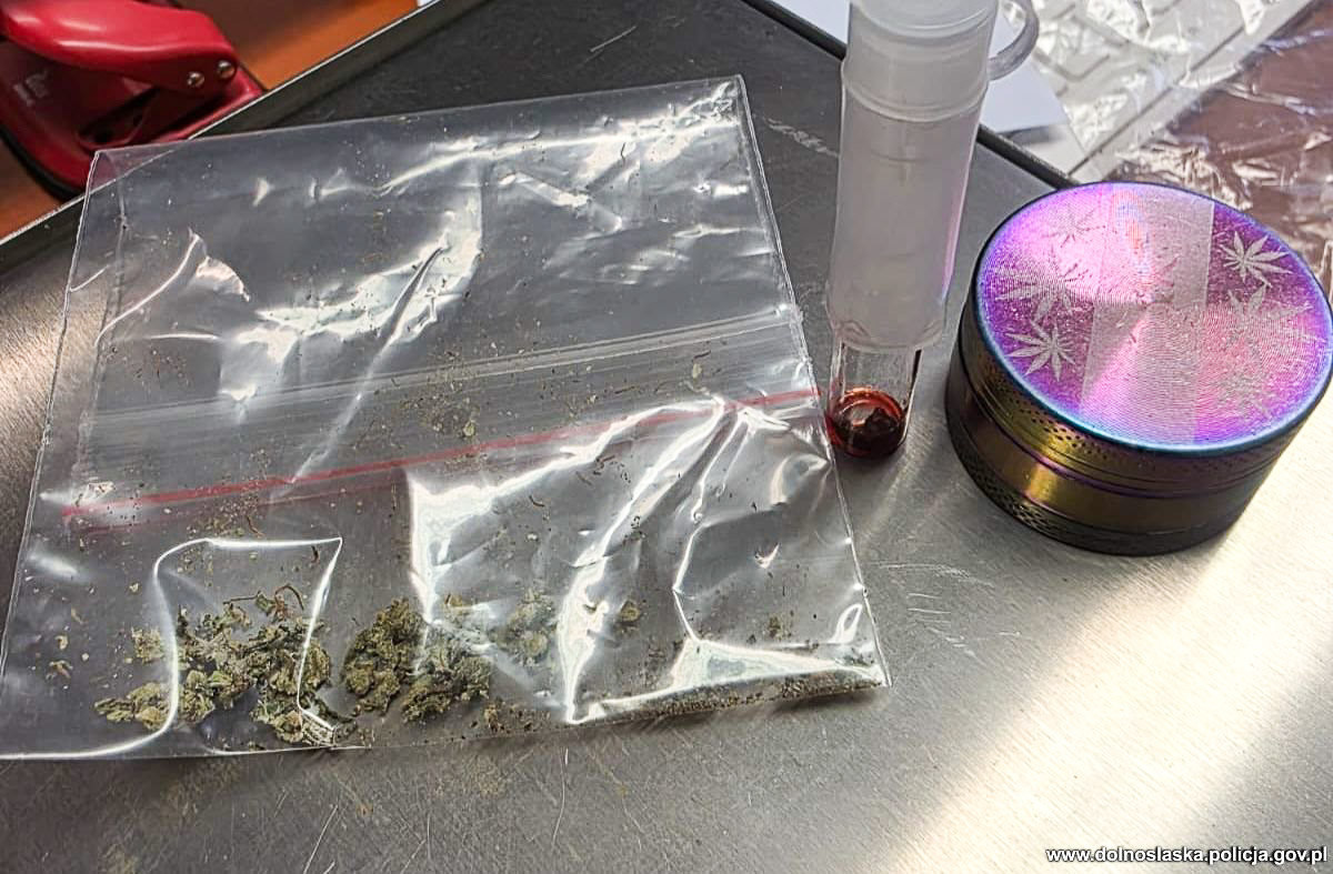 Auto i przechwycone narkotyki