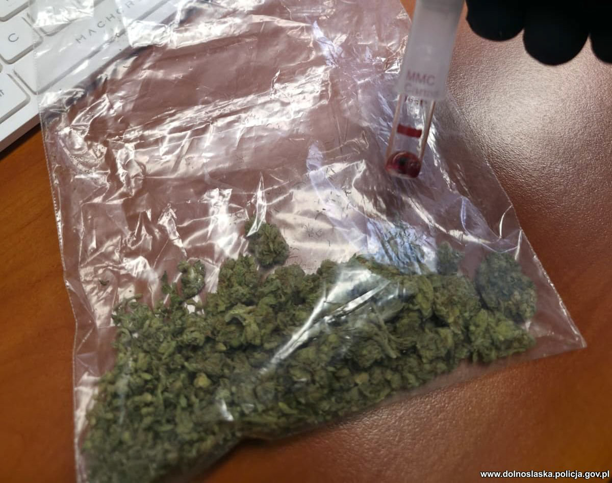 Auto i przechwycone narkotyki