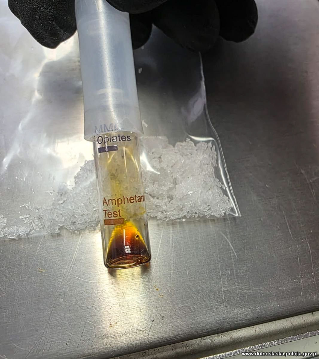 Auto i przechwycone narkotyki