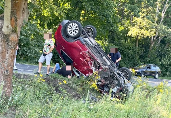 Zderzenie osobówki z busem na DW 297, koło Łąki