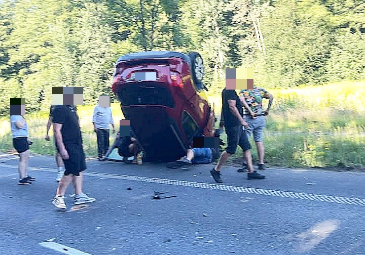 Zderzenie osobówki z busem na DW 297, koło Łąki