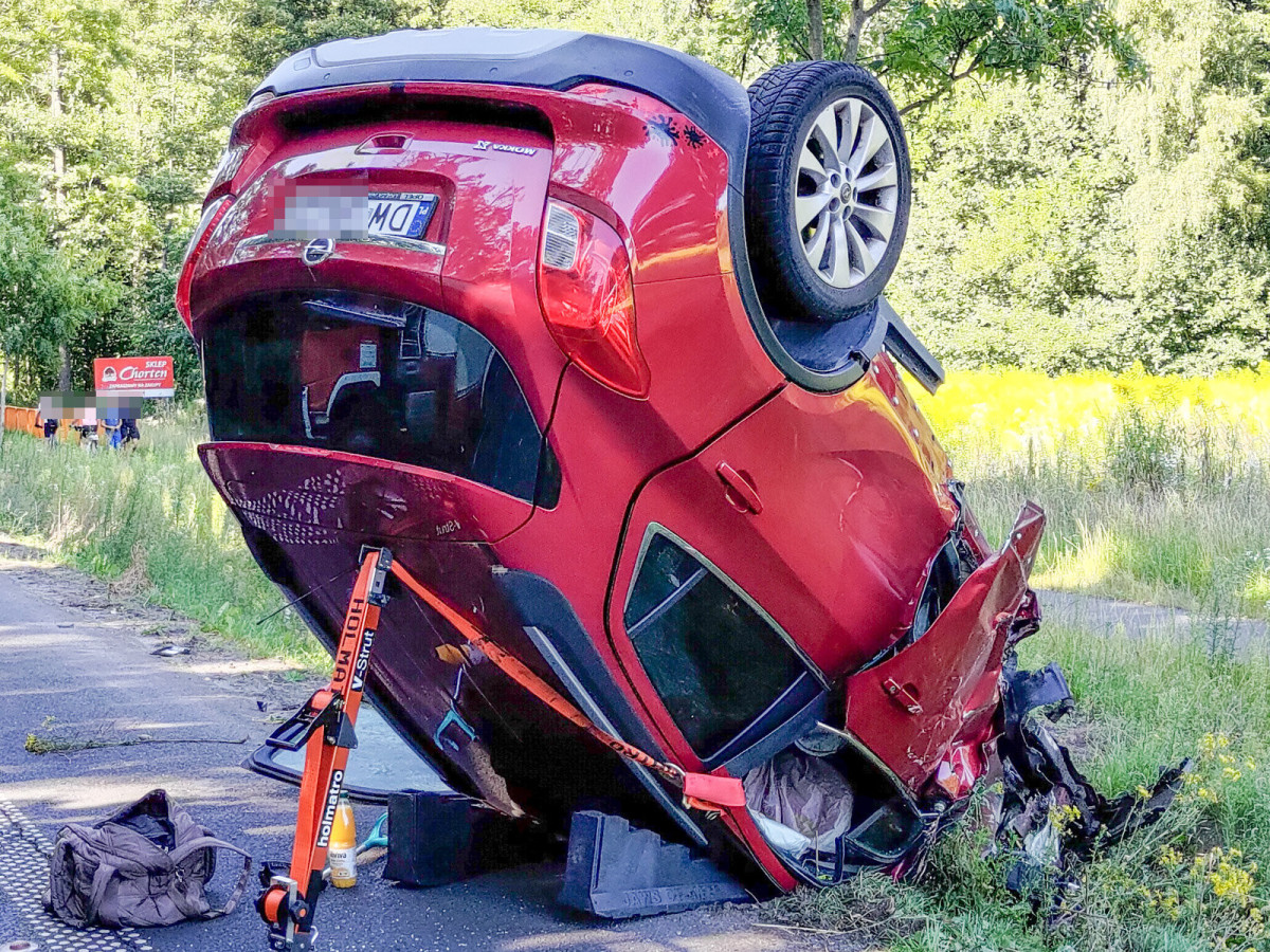 Zderzenie osobówki z busem na DW 297 koło Łąki