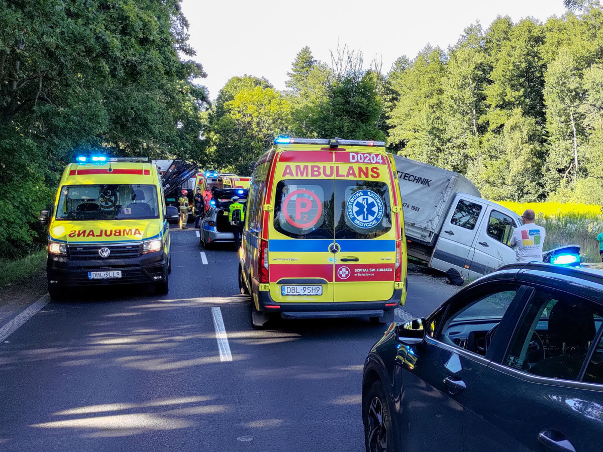 Zderzenie osobówki z busem na DW 297 koło Łąki