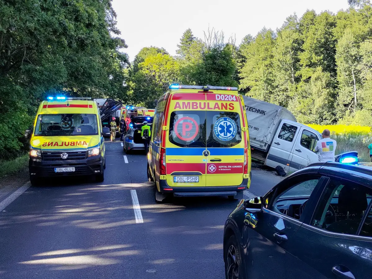 Zderzenie osobówki z busem na DW 297 koło Łąki