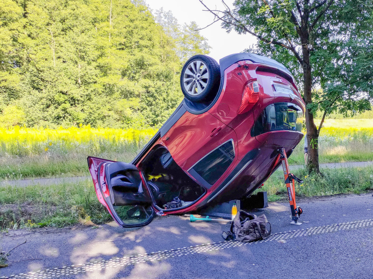 Zderzenie osobówki z busem na DW 297 koło Łąki