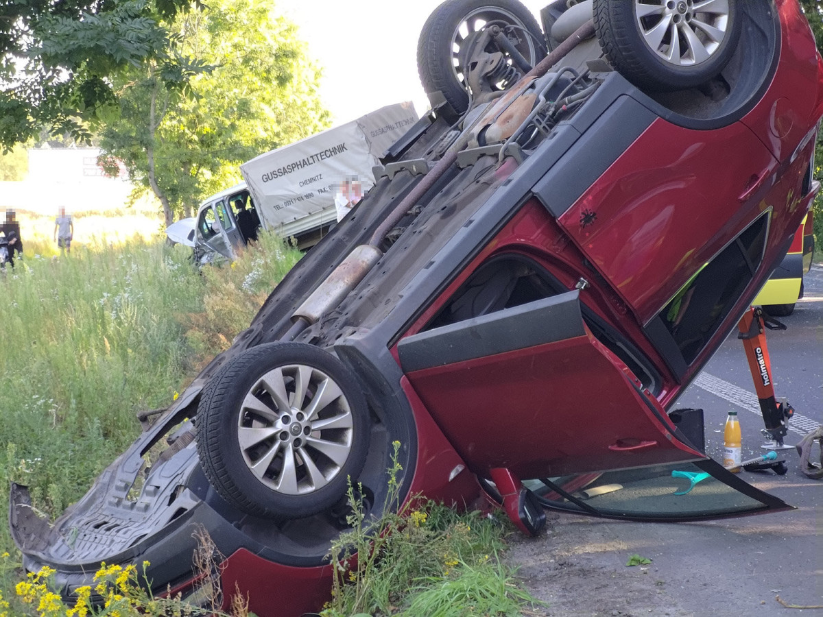 Zderzenie osobówki z busem na DW 297 koło Łąki