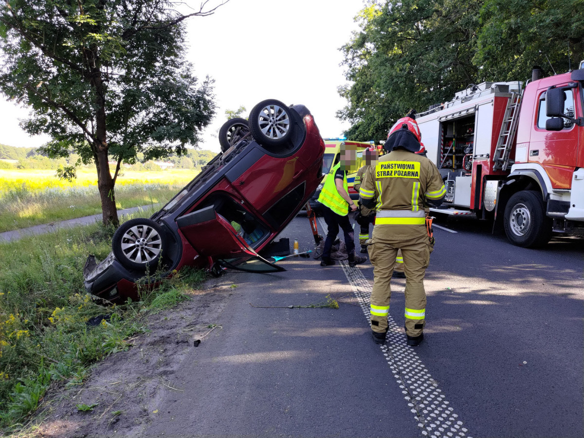 Zderzenie osobówki z busem na DW 297 koło Łąki