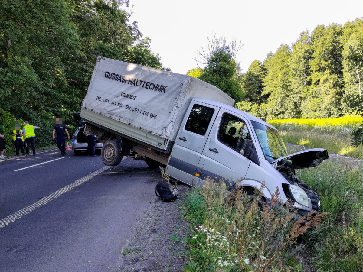 Zderzenie osobówki z busem na DW 297 koło Łąki