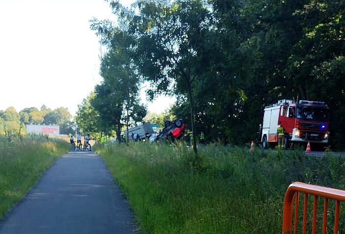 Zderzenie osobówki z busem na DW 297 koło Łąki