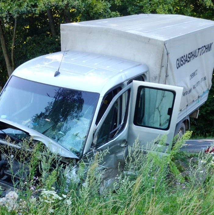 Zderzenie osobówki z busem na DW 297 koło Łąki