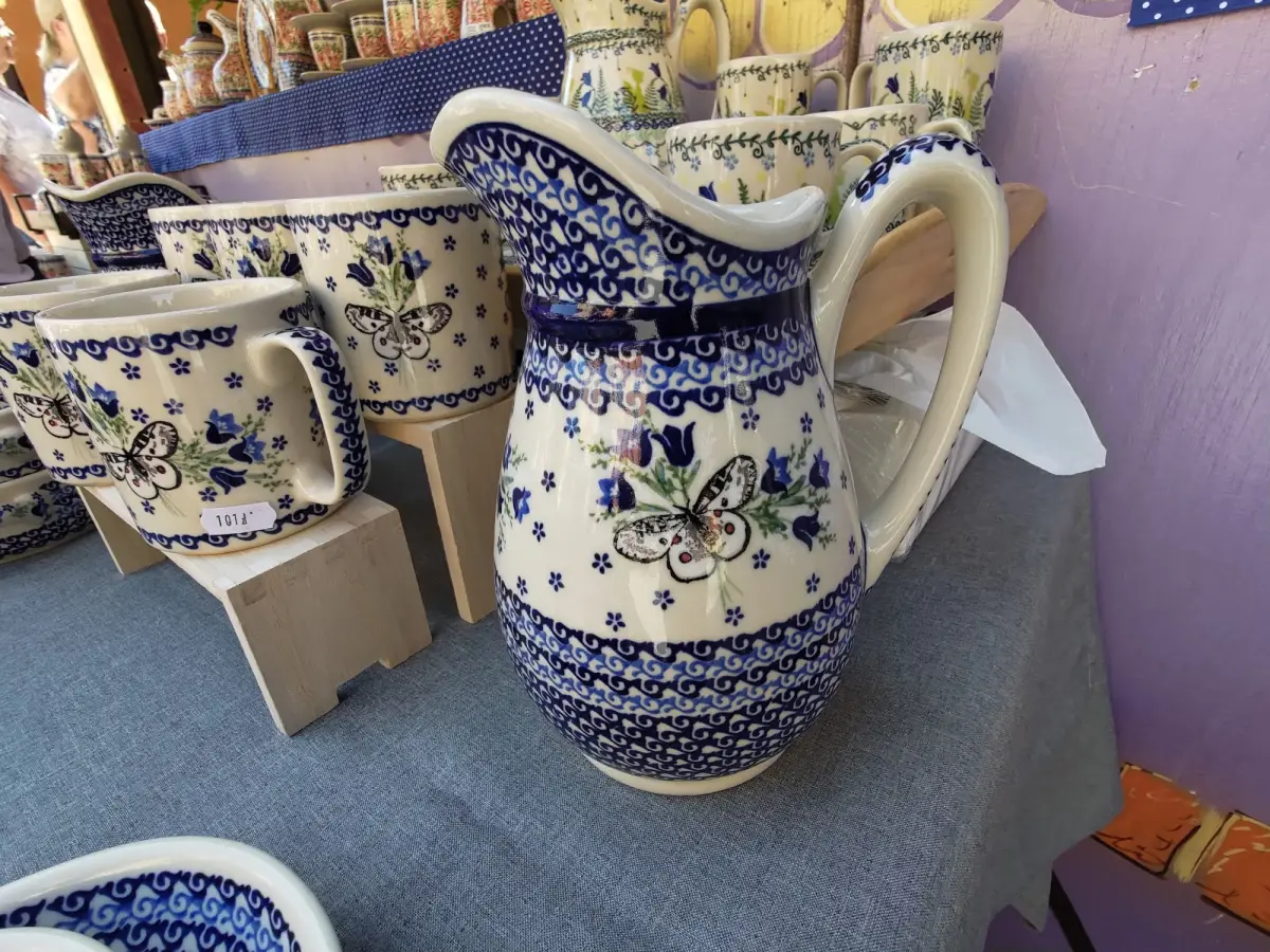 Piękne wyroby ceramiczne na stoisku Lady Blue w rynku