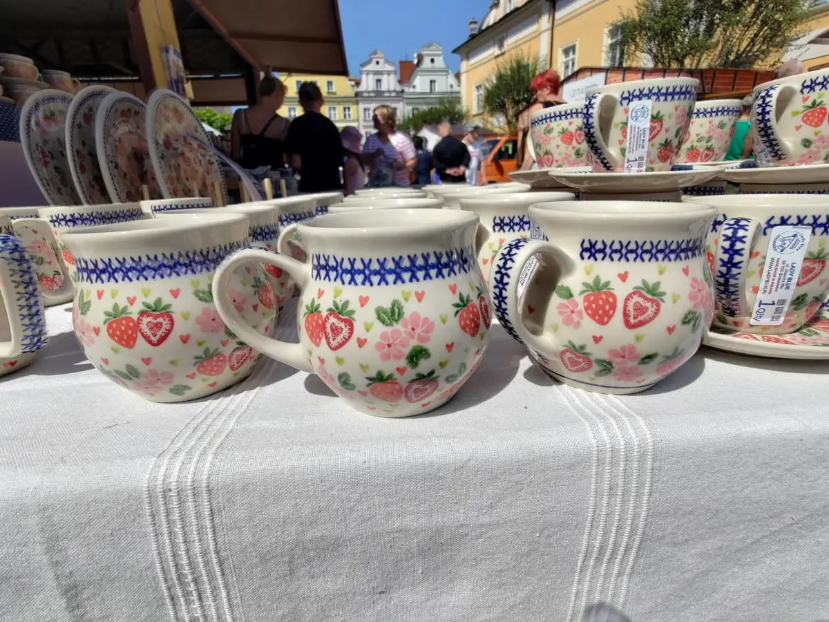 Piękne wyroby ceramiczne na stoisku Lady Blue w rynku
