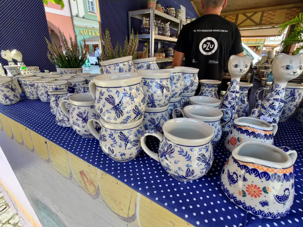Piękne wyroby ceramiczne na stoisku Lady Blue w rynku