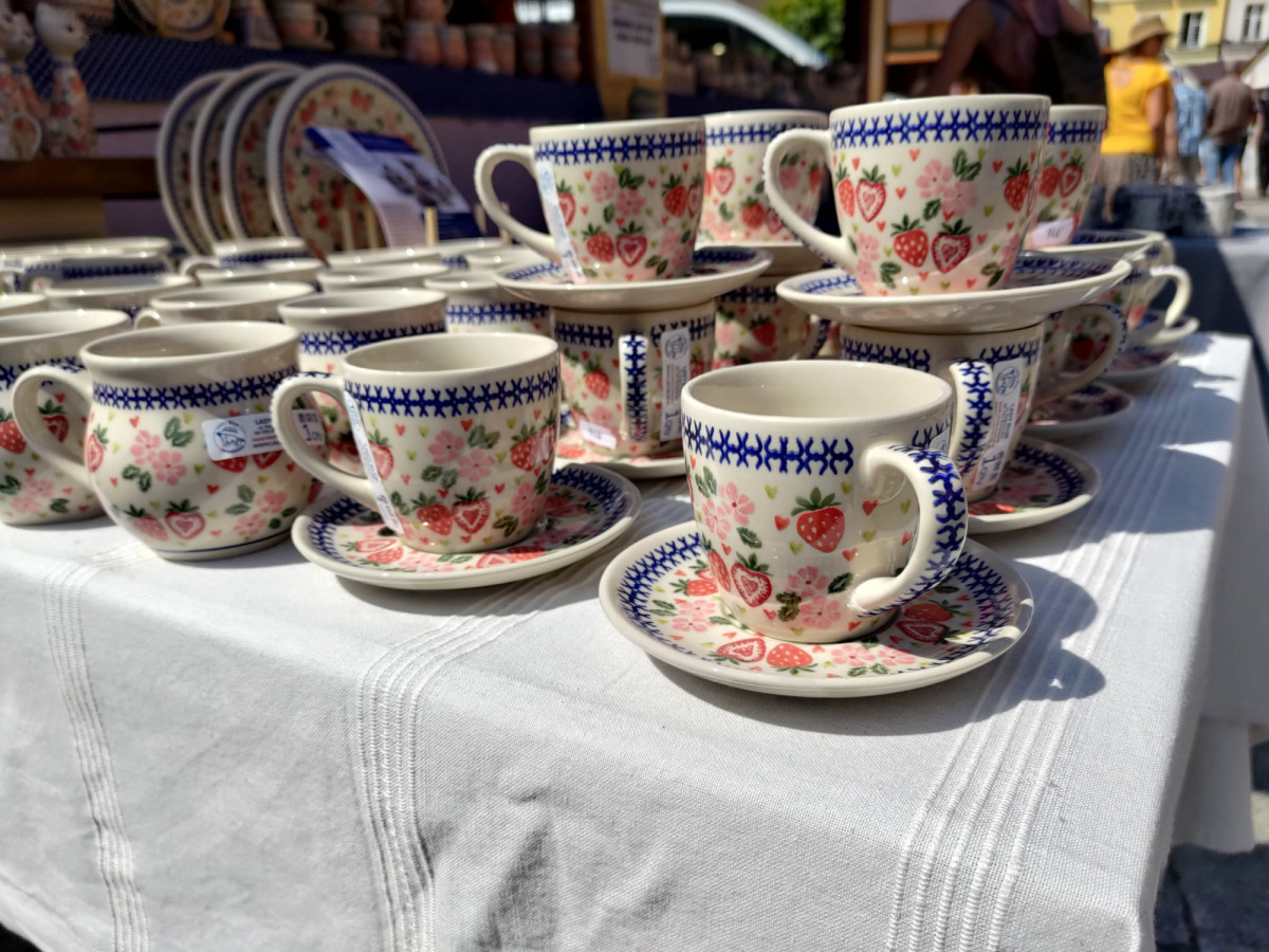 Piękne wyroby ceramiczne na stoisku Lady Blue w rynku