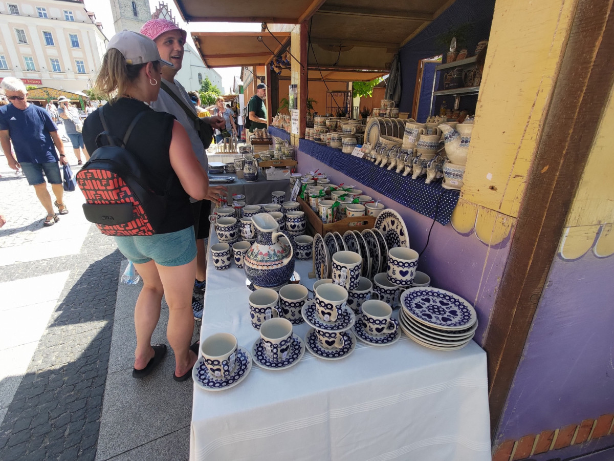 Piękne wyroby ceramiczne na stoisku Lady Blue w rynku