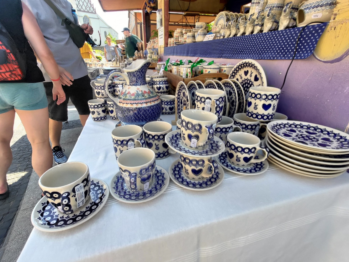 Piękne wyroby ceramiczne na stoisku Lady Blue w rynku