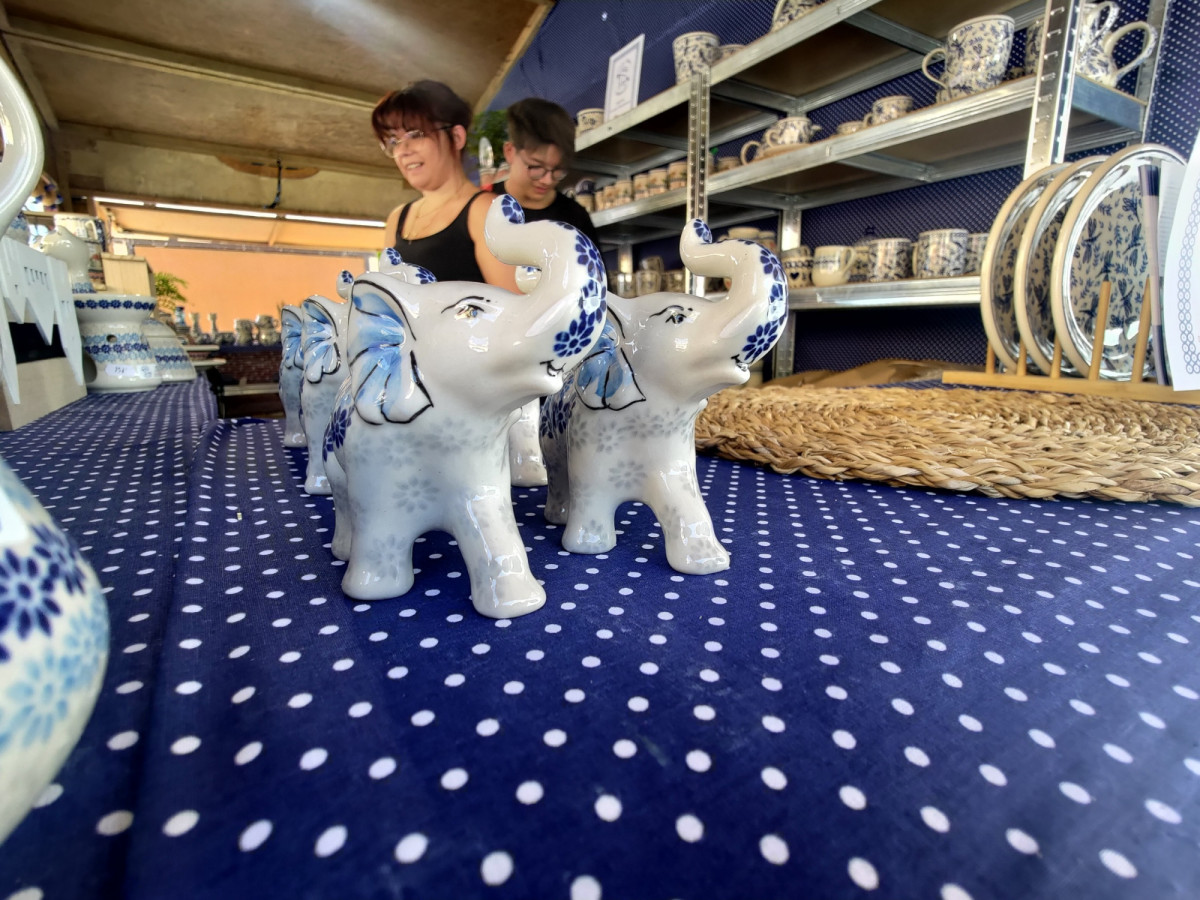 Piękne wyroby ceramiczne na stoisku Lady Blue w rynku