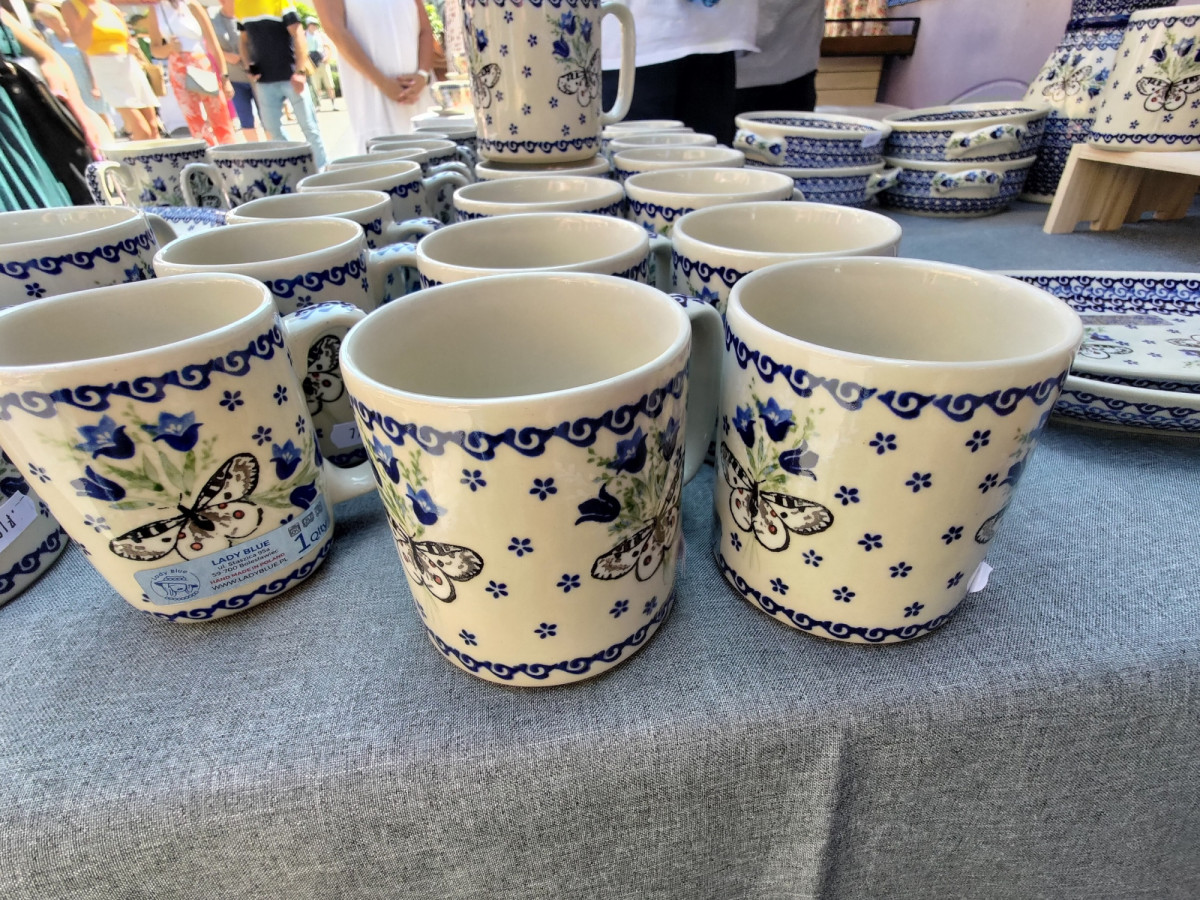 Piękne wyroby ceramiczne na stoisku Lady Blue w rynku