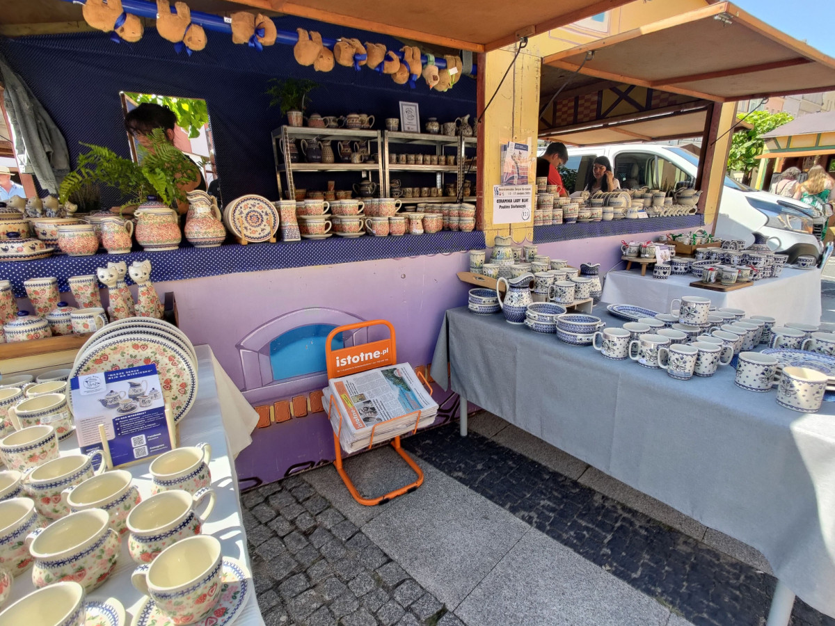 Piękne wyroby ceramiczne na stoisku Lady Blue w rynku