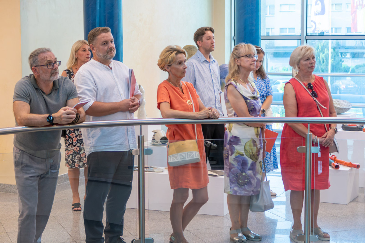 Goście wernisażu Międzynarodowego Pleneru Ceramiczno-Rzeźbiarskiego