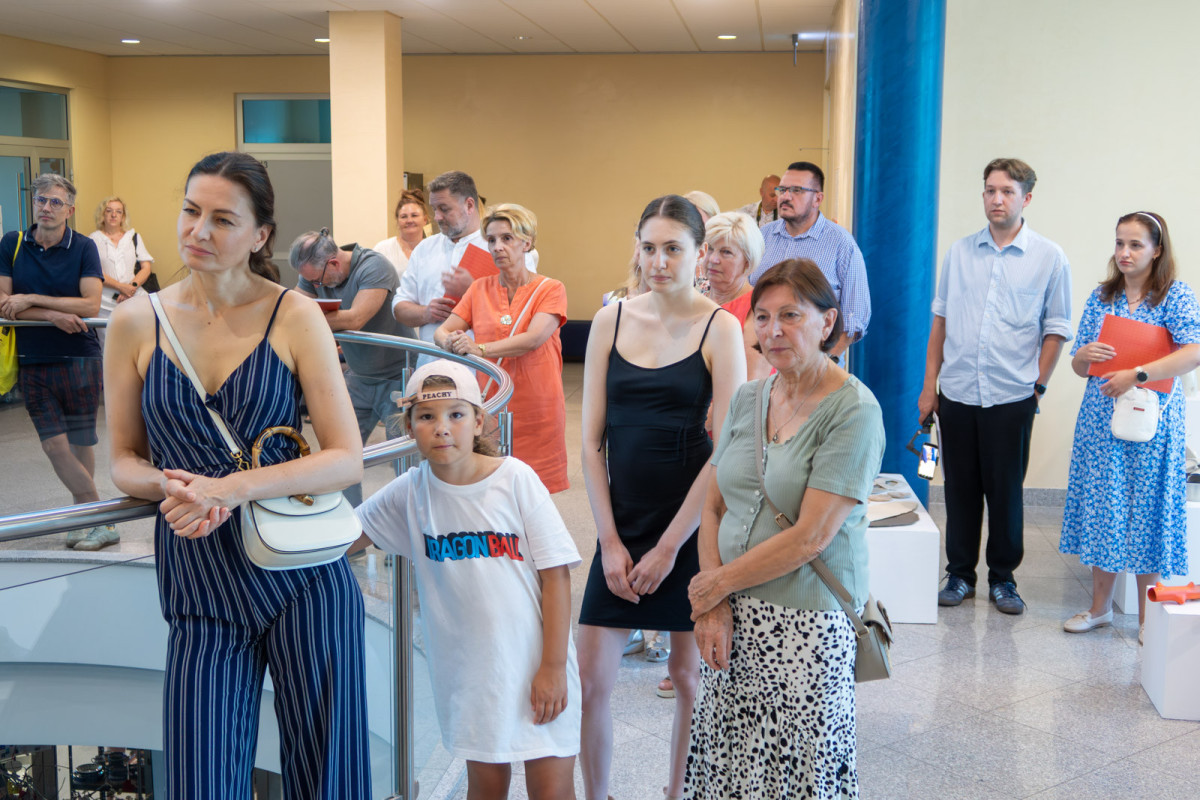 Goście wernisażu Międzynarodowego Pleneru Ceramiczno-Rzeźbiarskiego