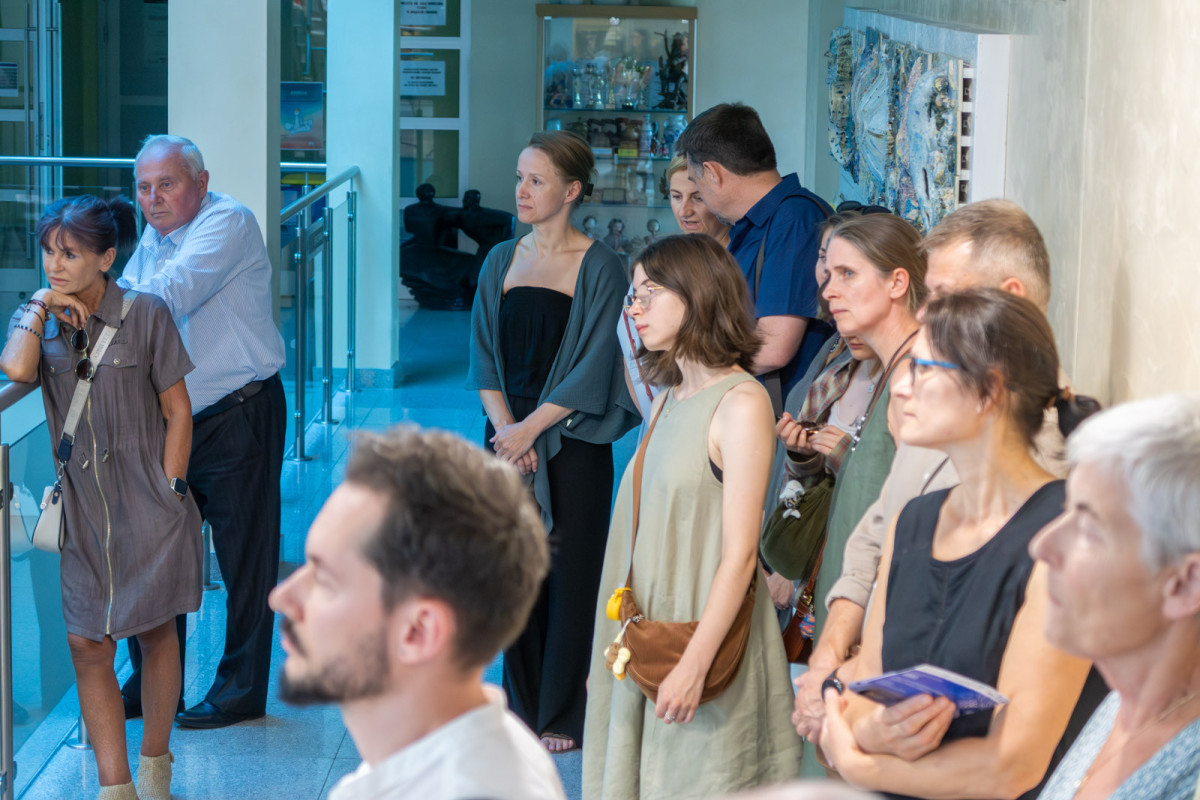 Goście wernisażu Międzynarodowego Pleneru Ceramiczno-Rzeźbiarskiego