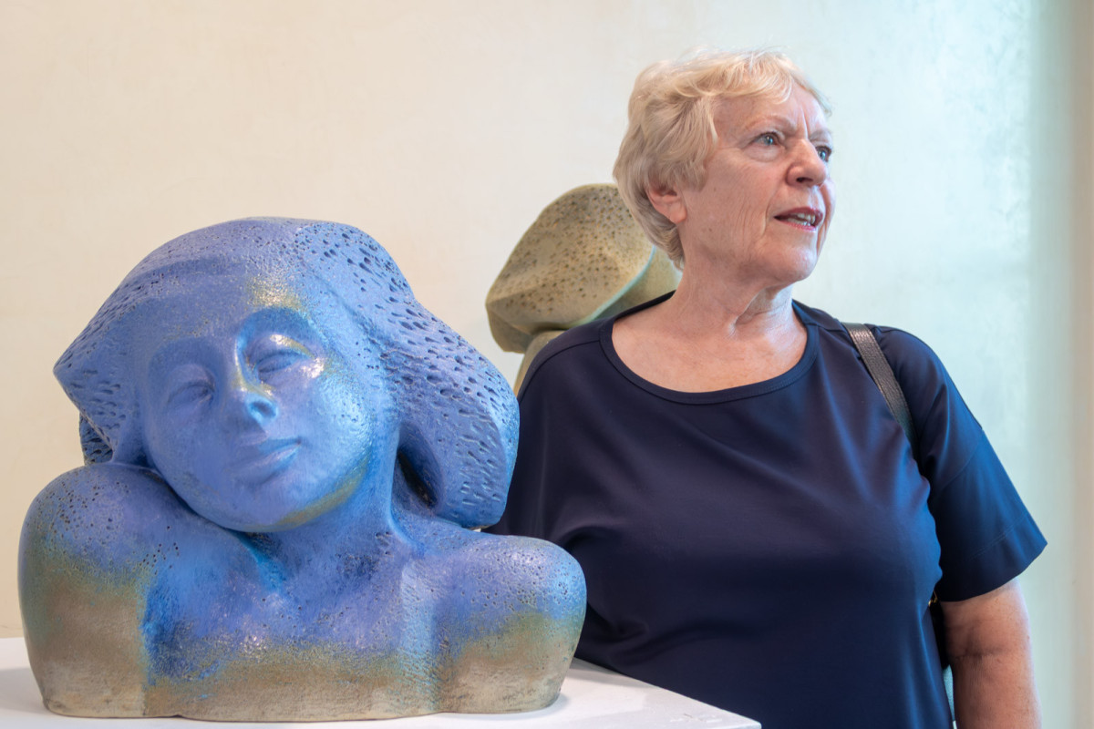 Goście wernisażu Międzynarodowego Pleneru Ceramiczno-Rzeźbiarskiego