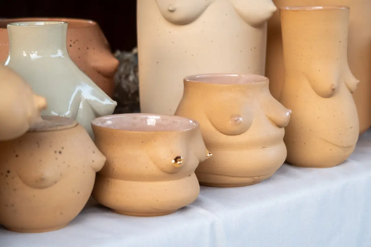 Ceramiczne naczynia z kobiecymi piersiami