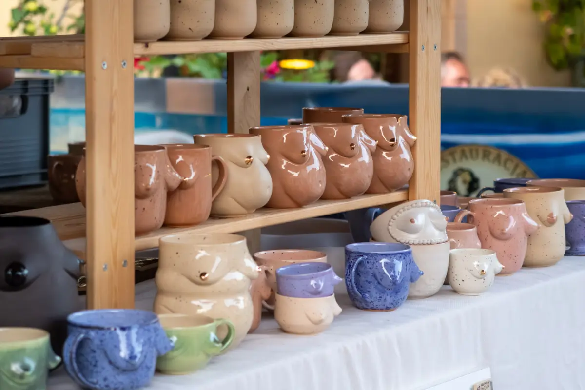 Ceramiczne naczynia z kobiecymi piersiami