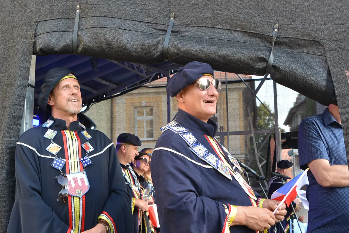 Bogusław Nowak spuszcza się na linie na otwarciu Święta Ceramiki