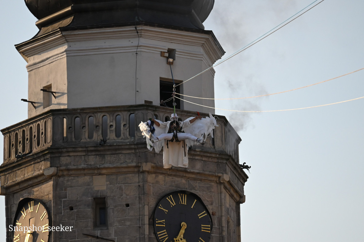 Bogusław Nowak spuszcza się na linie na otwarciu Święta Ceramiki