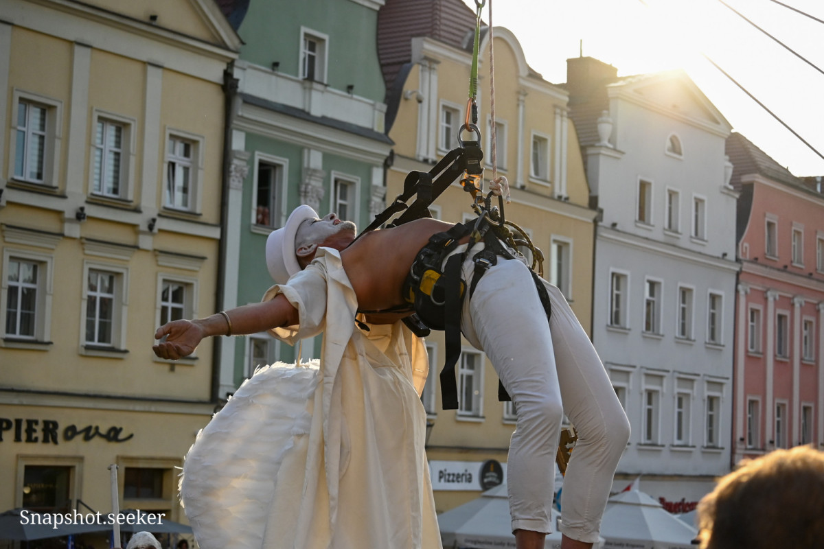 Bogusław Nowak spuszcza się na linie na otwarciu Święta Ceramiki