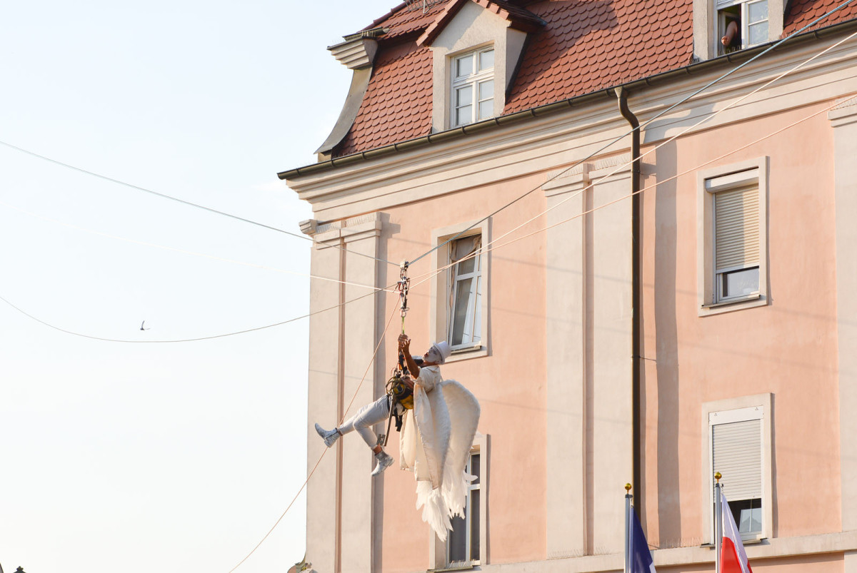 Bogusław Nowak spuszcza się na linie na otwarciu Święta Ceramiki