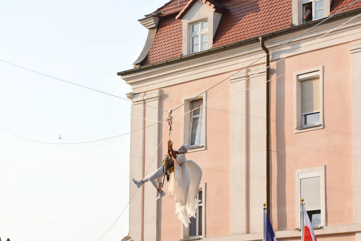 Bogusław Nowak spuszcza się na linie na otwarciu Święta Ceramiki