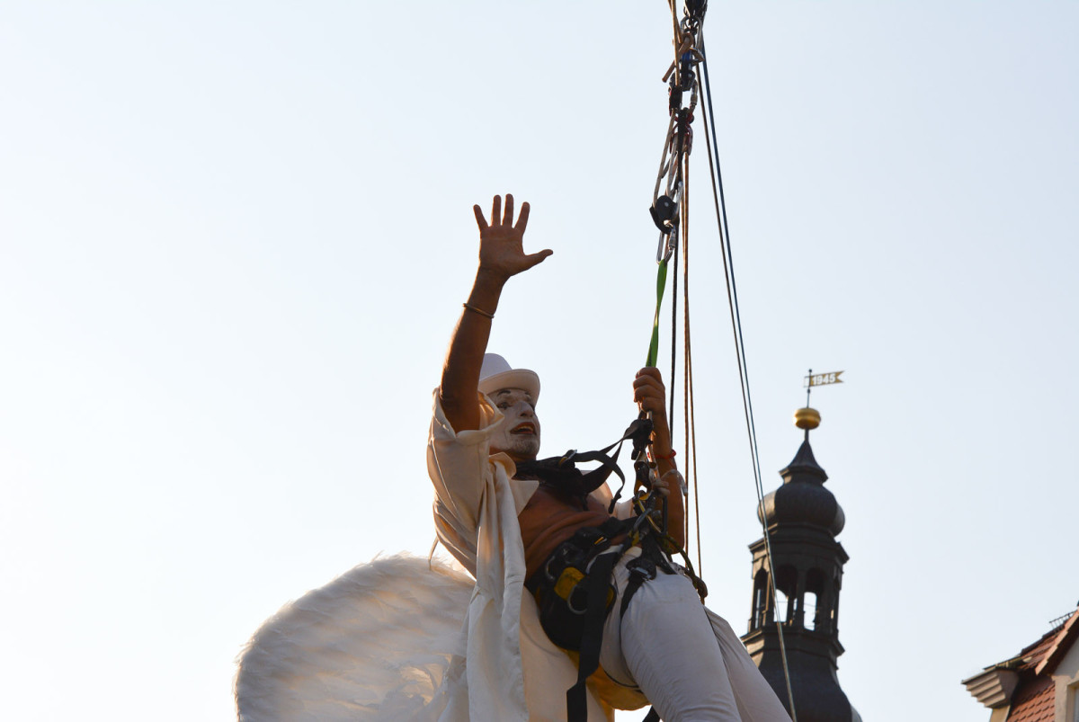 Bogusław Nowak spuszcza się na linie na otwarciu Święta Ceramiki