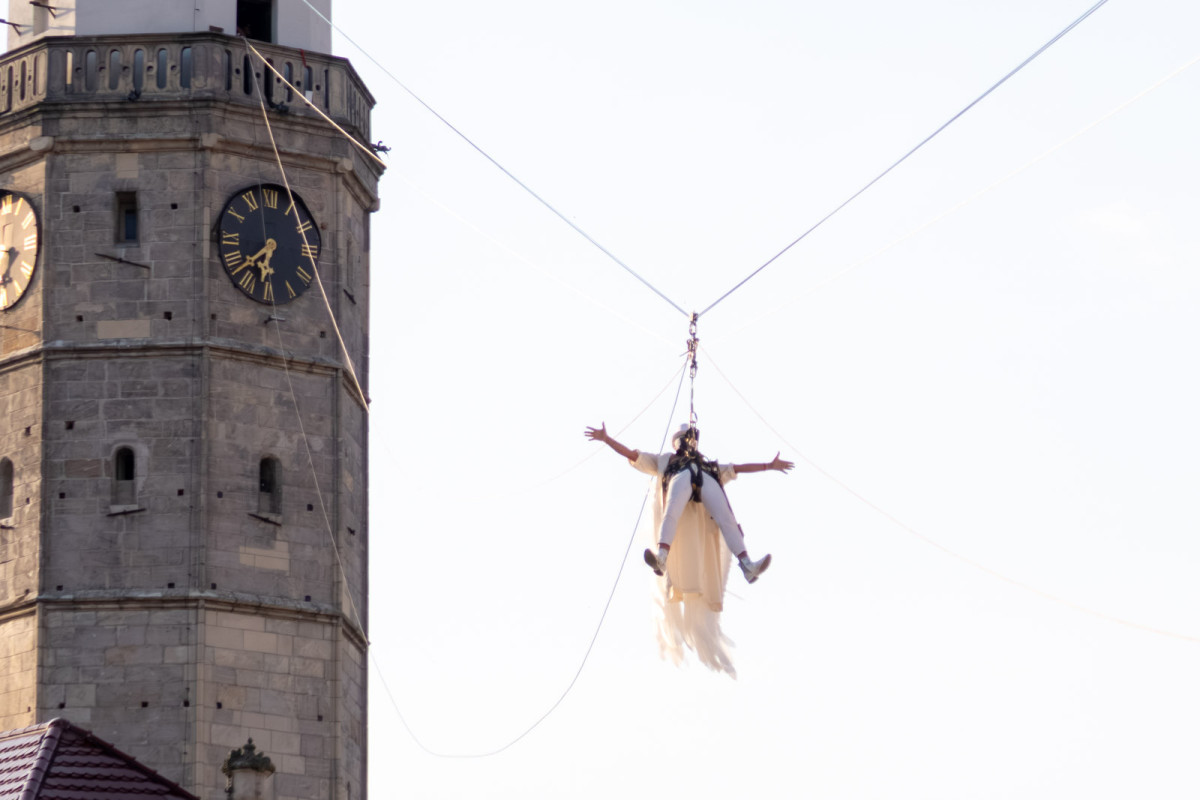 Bogusław Nowak spuszcza się na linie na otwarciu Święta Ceramiki