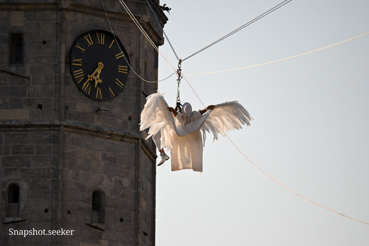 Bogusław Nowak spuszcza się na linie na otwarciu Święta Ceramiki
