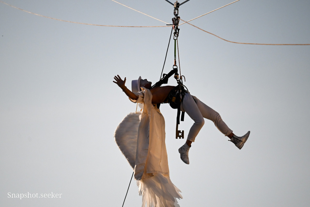 Bogusław Nowak spuszcza się na linie na otwarciu Święta Ceramiki