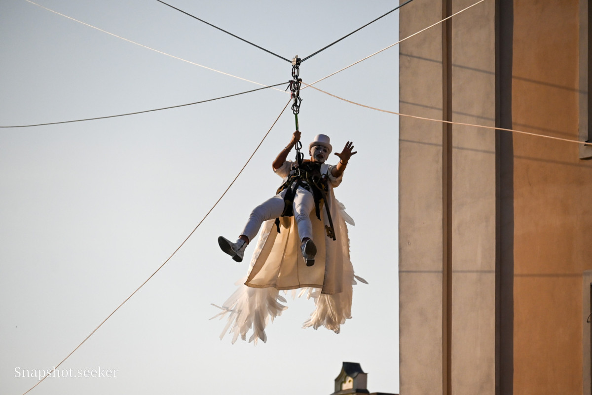 Bogusław Nowak spuszcza się na linie na otwarciu Święta Ceramiki