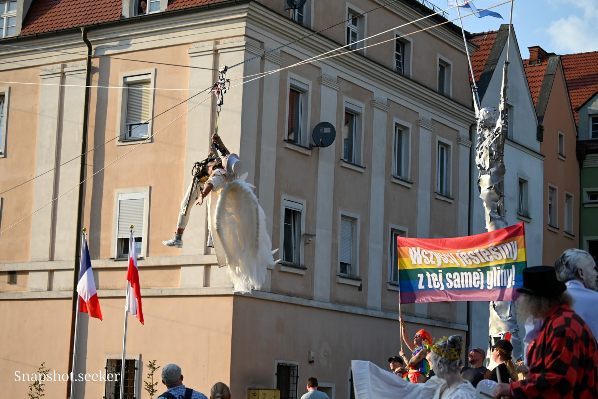 Bogusław Nowak spuszcza się na linie na otwarciu Święta Ceramiki