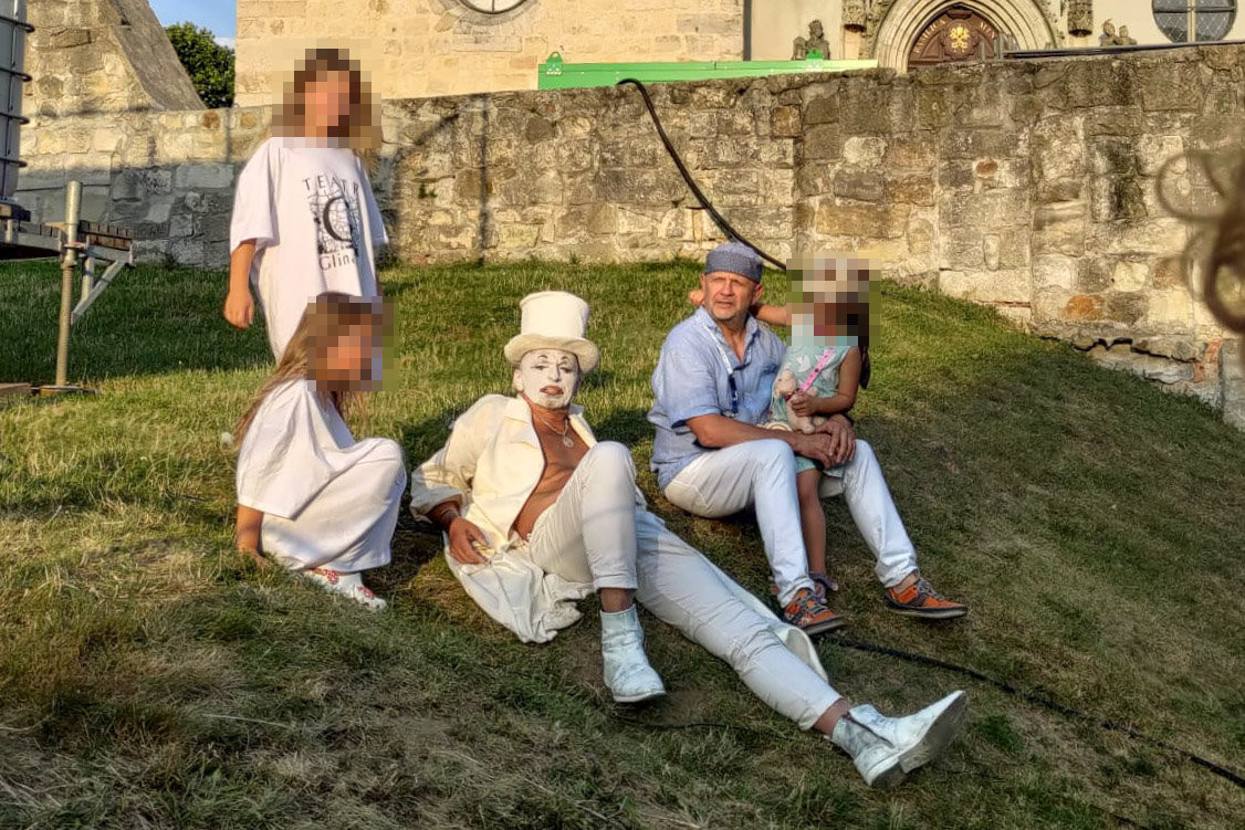 Bogusław Nowak odpoczywa po spuszczeniu się na linie w towarzystwie dyrektora Kornela Filipowicza, który za show Nowaka zapłaci mu 15 000 zł