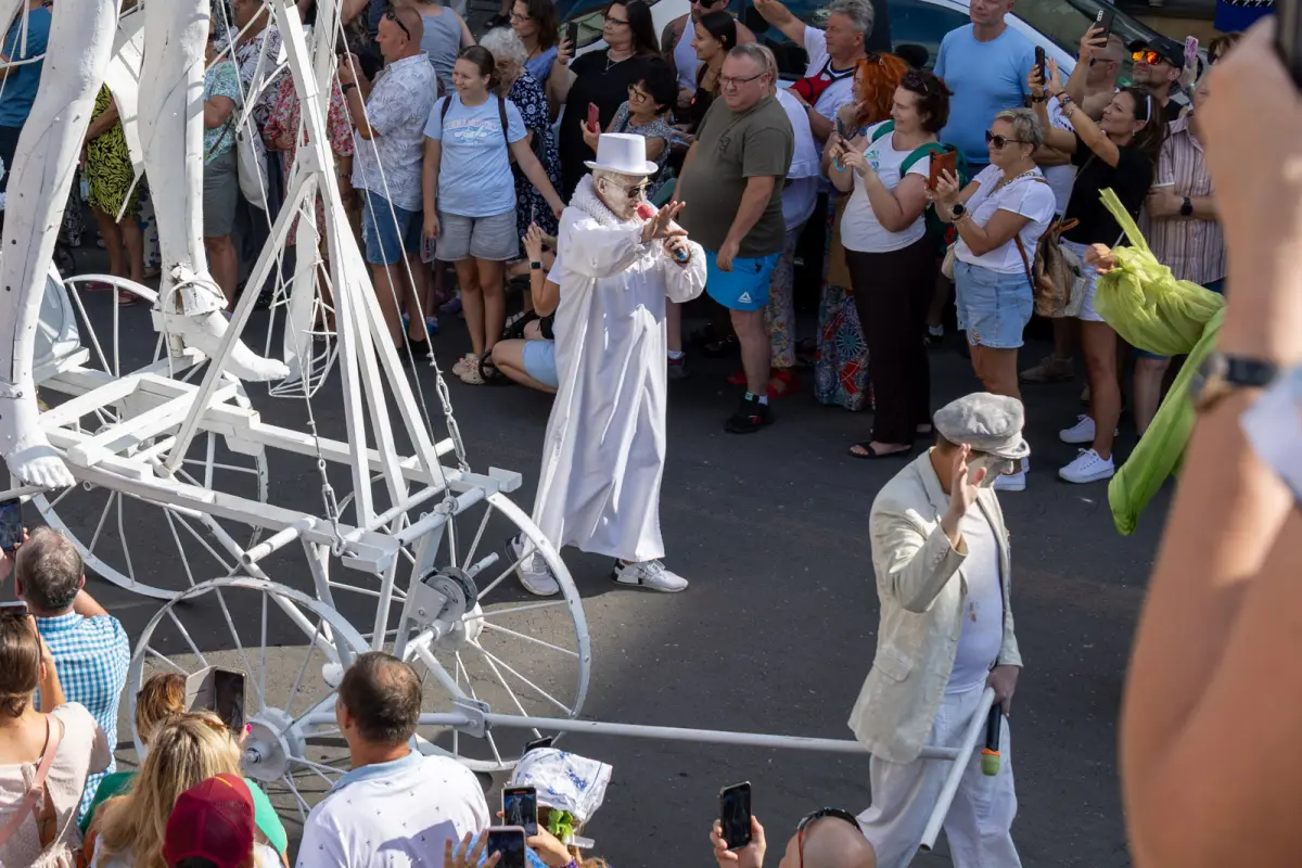 Parada ludzi umalowanych gliną podczas Święta Ceramiki w Bolesławcu