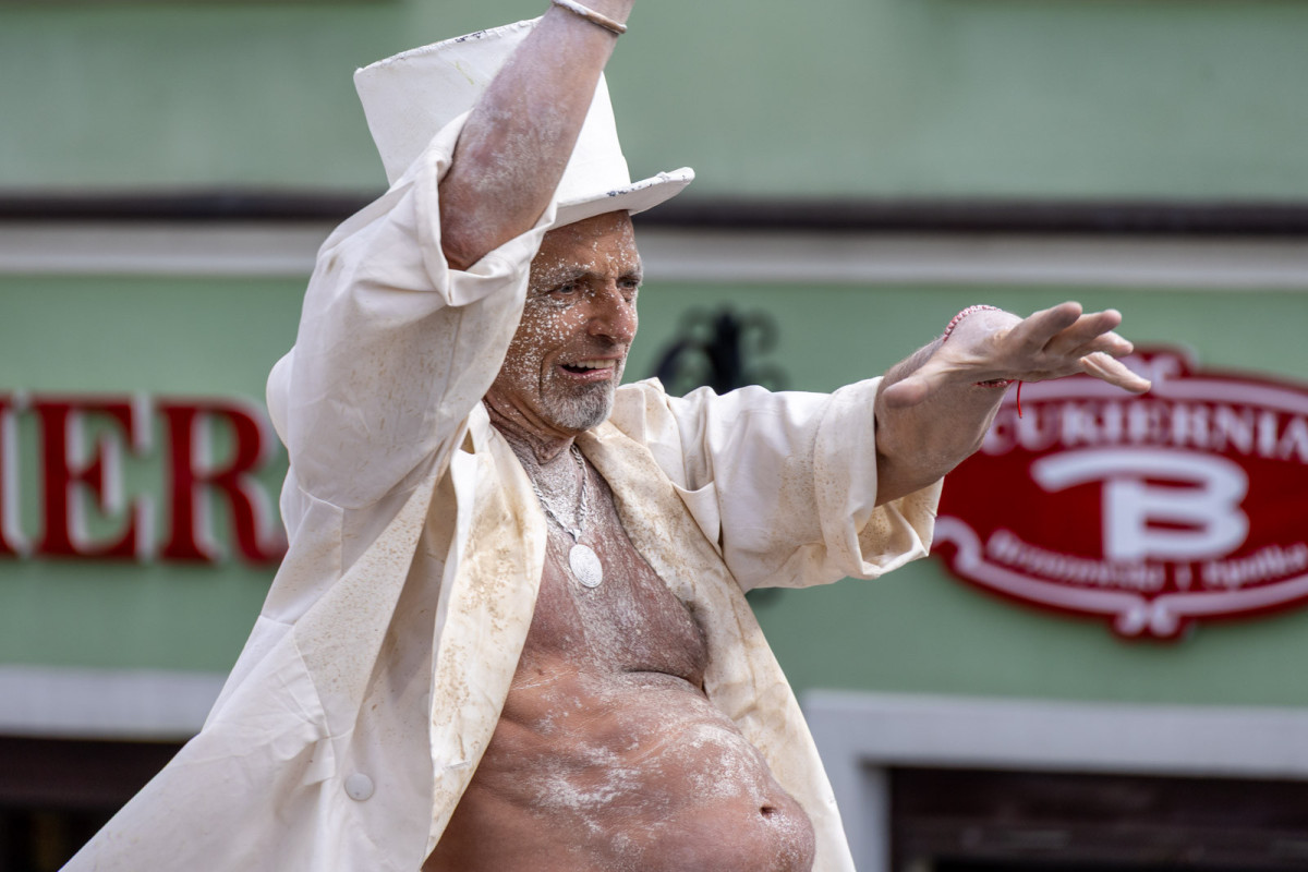 Parada ludzi umalowanych gliną podczas Święta Ceramiki w Bolesławcu