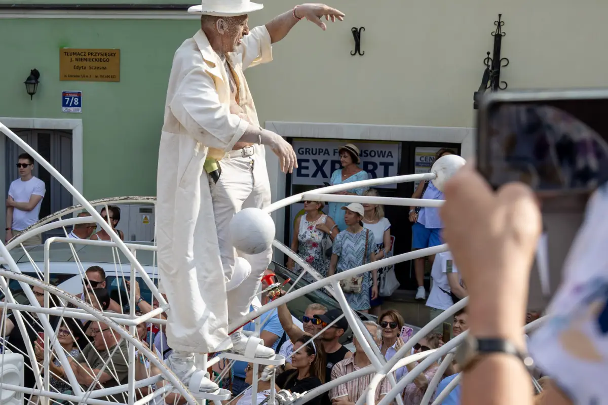 Parada ludzi umalowanych gliną podczas Święta Ceramiki w Bolesławcu