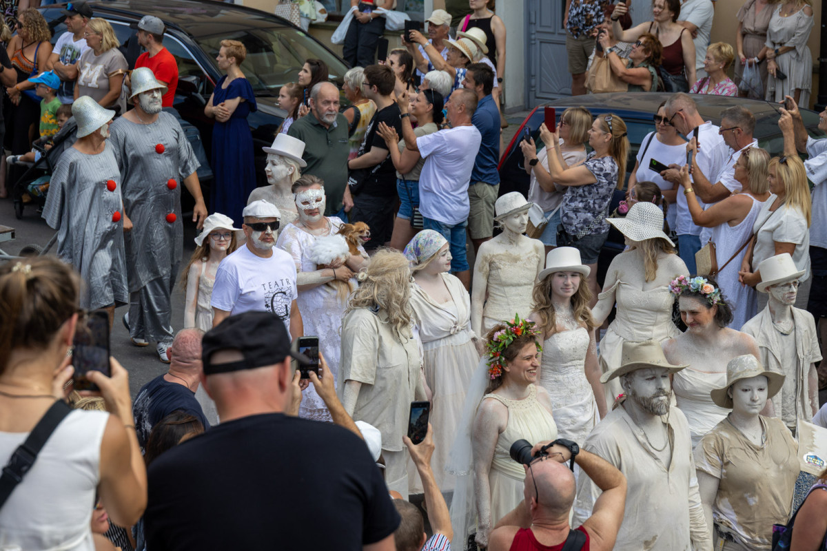 Parada ludzi umalowanych gliną podczas Święta Ceramiki w Bolesławcu