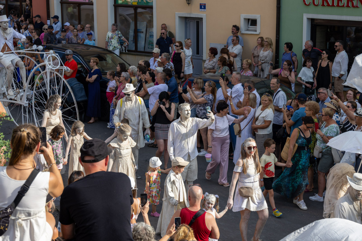 Parada ludzi umalowanych gliną podczas Święta Ceramiki w Bolesławcu