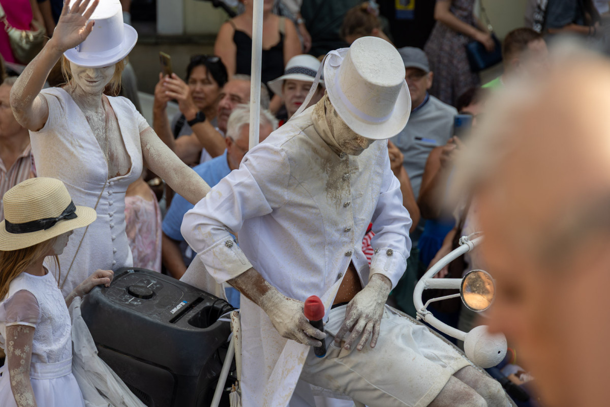 Parada ludzi umalowanych gliną podczas Święta Ceramiki w Bolesławcu