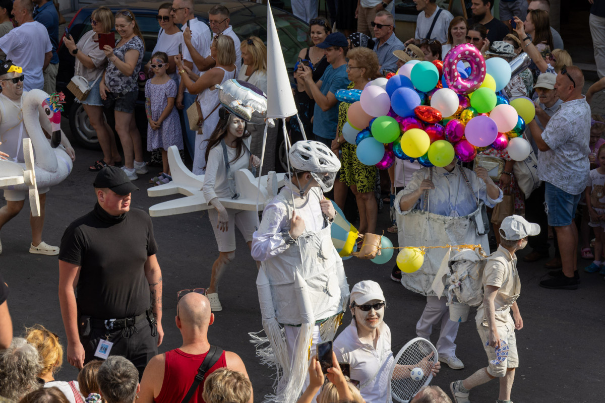 Parada ludzi umalowanych gliną podczas Święta Ceramiki w Bolesławcu